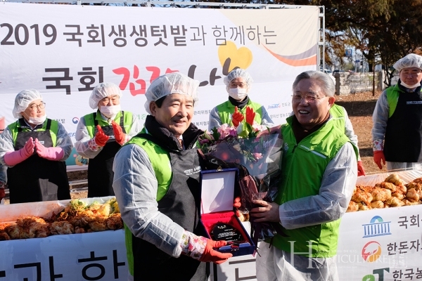감사패를 받은 정세균 전 국회의장(좌)과 이를 축하하는 한국농축산연합회 임영호 회장(우)