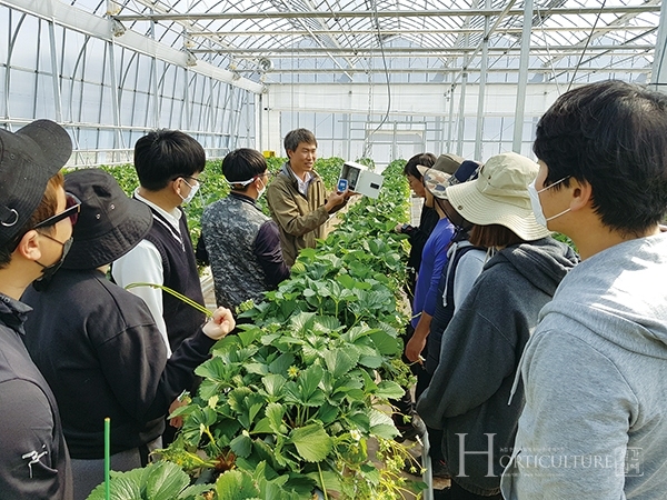 경북농업기술원이 지난해 4월부터 추진한 청년농업인 귀농 스마트팜 프로젝트 사업은 전국에서 50명의 도시청년이 모여들었다.