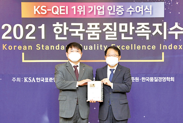 이유진 팜한농 대표(왼쪽)와 강명수 한국표준협회장이 ‘2021 한국품질만족지수(KS-QEI) 인증 수여식’ 후 기념촬영을 하고 있다.