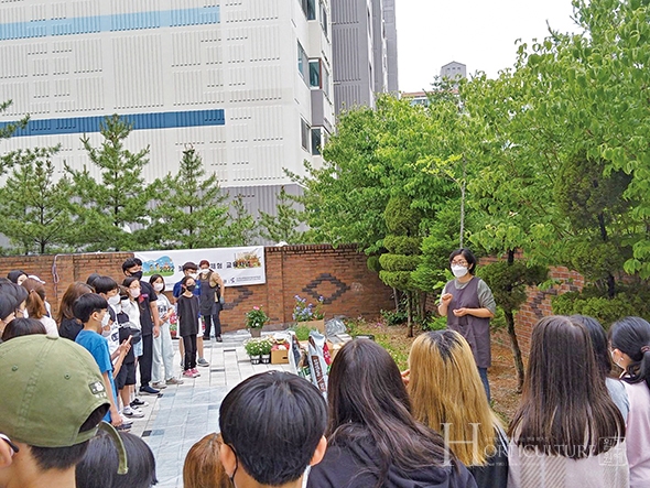 춘천 성림초등학교 학생들이 모여 프로그램 관련 강의를 듣고 있다.