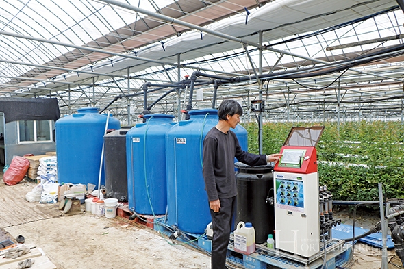 장미향원 농가에서 사용하고 있는 양액시설