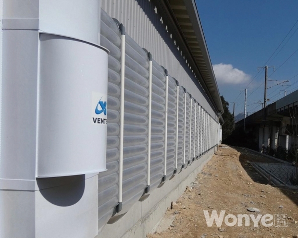 (주)이지엠 코리아가 선보인 ‘폴리메트 G3’는 공기층을 담고 있는 에어커튼으로 연중 자연광을 온실 내부로 들이면서도 외부와의 차단을 통해 온습도 조절이 용이한 자동 환기 시스템이다.